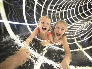 Kinder haben spaß beim Rutschen im Familotel Allgäuer Berghof in Gunzesried.