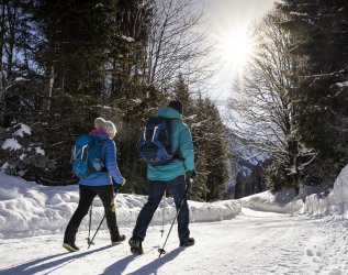 Ein paar beim Winterwandern in der nähe des Alpenhof Oberstdorf Hotel & Spa in Oberstdorf.