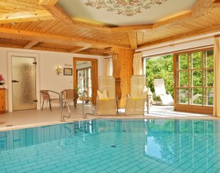 Blick auf den Innenpool im Hotel Mühlenhof in Oberstaufen.