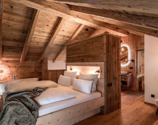 Einblick in ein Zimmer in den Alpzitt Chalets im Dorf in Burgberg.