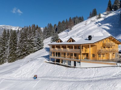 Die Außenansicht des Wald & Wiesn Berghotel Balderschwang im Winter.