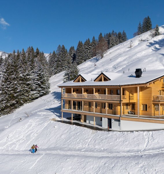 Die Außenansicht des Wald & Wiesn Berghotel Balderschwang im Winter.