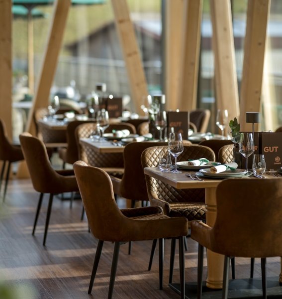 Einblick in das Hofgut Restaurant im Sonnenalo Resort in Ofterschwang.