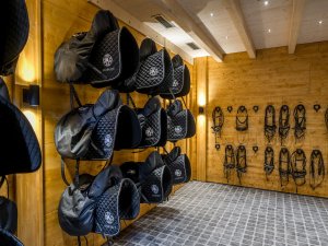 Einblick in die Sattelkammer im Sonnenalp Resort in Ofterschwang.