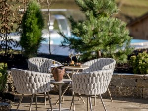 Blick auf die Terrasse im Sonnenalp Resort.