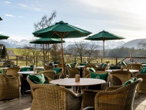 Blick auf die Terrasse im Sonnenalp Resort in Ofterschwang.