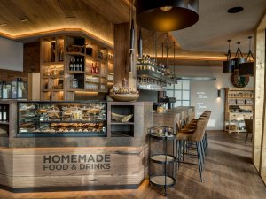 Blick auf die Bakery Bar im Sonnenalp Resort in Ofterschwang.