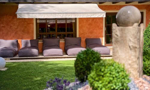 Hotel Hirsch Terrasse Blick auf die Terrasse mit Liegemöglichkeiten im Hotel Hirsch in Oberstaufen.