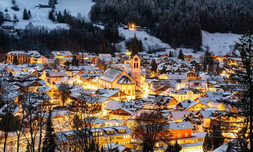 Leo Schindzielorz Hotel Hirsch Oberstaufen Blick auf die Kirche in Oberstaufen in der Nähe des Hotels Hirsch.