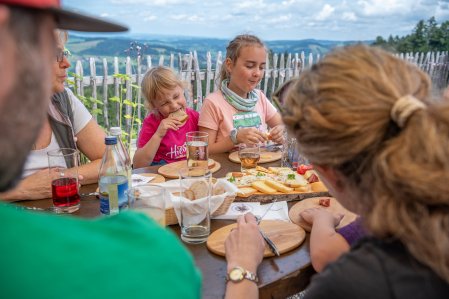 Tobias Heimplaetzer Hotel Hirsch Brotzeiten mit der Familie Eine Familie beim Brotzeiten in der Nähe des Hotels Hirsch in Oberstaufen.