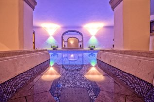 Blick auf den Innenpool im Hotel Hirsch in Oberstaufen.