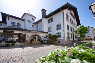Außenansicht des Hotel Hirsch in Oberstaufen.