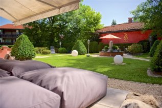 Blick auf die Terrasse mit Liegemöglichkeiten im Hotel Hirsch in Oberstaufen.