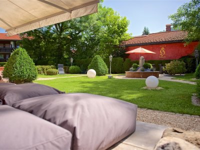 Hotel Hirsch Terrasse Blick auf die Terrasse mit Liegemöglichkeiten im Hotel Hirsch in Oberstaufen.