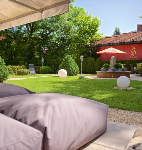 Hotel Hirsch Terrasse Blick auf die Terrasse mit Liegemöglichkeiten im Hotel Hirsch in Oberstaufen.