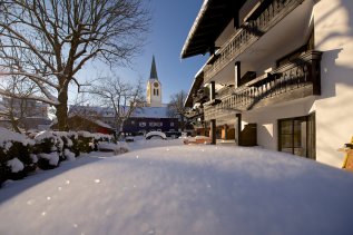 Außenansicht des Hotel Hirsch in Oberstaufen im Winter.