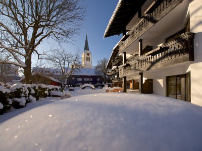Hotel Hirsch Außenansicht Winter Außenansicht des Hotel Hirsch in Oberstaufen im Winter.