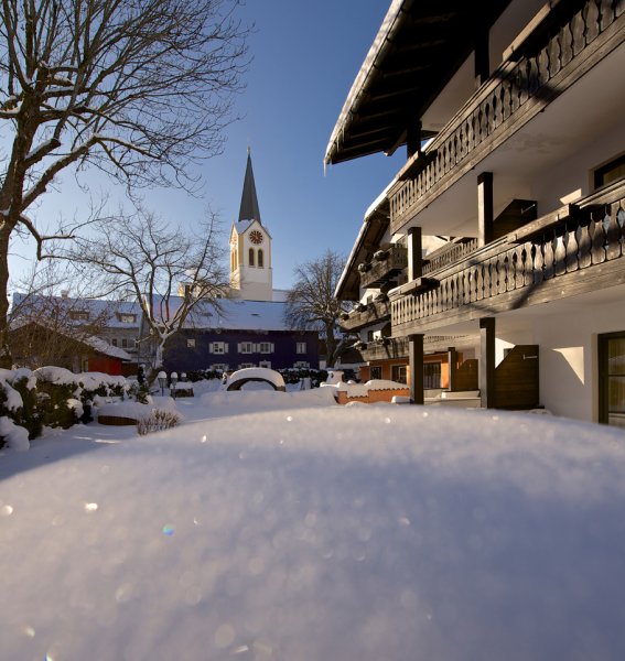 Hotel Hirsch Außenansicht Winter Außenansicht des Hotel Hirsch in Oberstaufen im Winter.