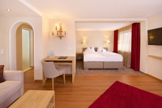 Einblick in ein Zimmer im Hotel Hirsch in Oberstaufen.