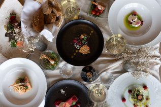 Ein festlich gedeckter Tisch und ansprechend angerichtete Speisen in Torgheles Wald & Fluh in Balderschwang.