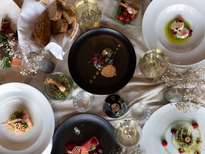 Ein festlich gedeckter Tisch und ansprechend angerichtete Speisen in Torgheles Wald & Fluh in Balderschwang.
