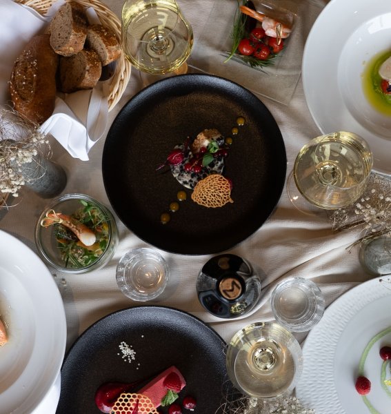 Ein festlich gedeckter Tisch und ansprechend angerichtete Speisen in Torgheles Wald & Fluh in Balderschwang.