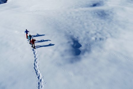 Gäste beim Winterwandern in der Nähe des Torgheles Wald & Fluh in Balderschwang.