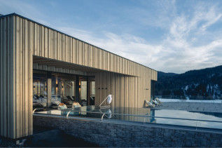 Blick auf den Außenpool im Winter in Torgheles Wald und Fluh in Balderschwang.