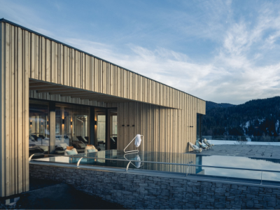 Blick auf den Außenpool im Winter in Torgheles Wald und Fluh in Balderschwang.
