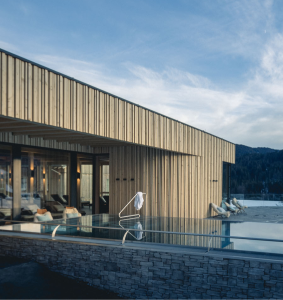 Blick auf den Außenpool im Winter in Torgheles Wald und Fluh in Balderschwang.