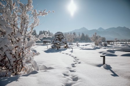 Blick auf die verschneite Winterlandschaft im König Ludwig Inspiration Spa in Schwangau.