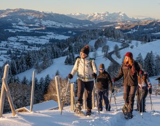 Gäste beim Wandern in der Nähe des Hotels Allgäu Sonne im Winter in Oberstaufen.