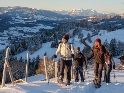 Hotel Allgäu Sonne Schneeschuhwandern Gäste beim Wandern in der Nähe des Hotels Allgäu Sonne im Winter in Oberstaufen.