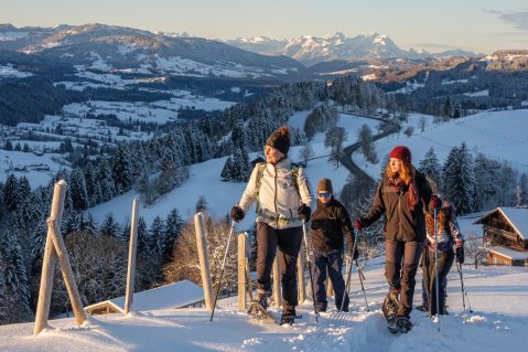 Gäste beim Wandern in der Nähe des Hotels Allgäu Sonne im Winter in Oberstaufen.