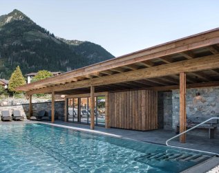 Blick auf den Pool in den Alpzitt Chalets im Dorf in Burgberg.