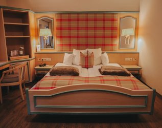 Einblick in ein Zimmer im Diana Naturpark Hotel in Oberstaufen.