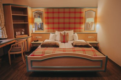 Einblick in ein Zimmer im Diana Naturpark Hotel in Oberstaufen.