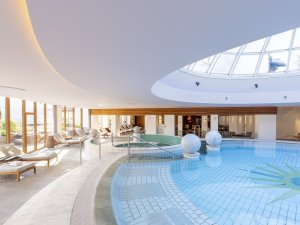 Blick auf den Innenpool im Hotel Allgäu Sonne in Oberstaufen.