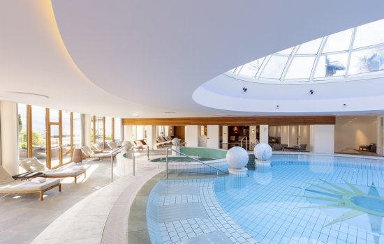 Blick auf den Innenpool im Hotel Allgäu Sonne in Oberstaufen.