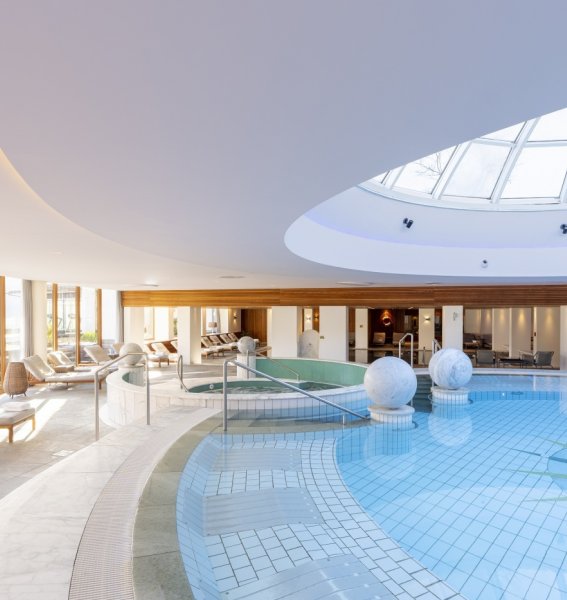 Hotel Allgäu Sonne Innenpool Blick auf den Innenpool im Hotel Allgäu Sonne in Oberstaufen.