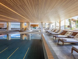 Blick auf den Innenpool im Hotel Allgäu Sonne in Oberstaufen.