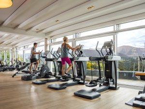 Der Fitnessraum im Hotel Allgäu Sonne mit Blick auf die Berge in Oberstaufen.