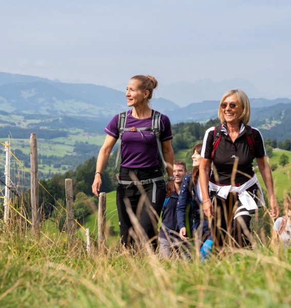 Hotel Allgäu Sonne Wander Gäste beim Wandern in der Nähe des Hotels Allgäu Sonne in Oberstaufen.
