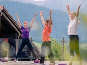 Gäste beim Yoga im Hotel Allgäu Sonne in Oberstaufen.