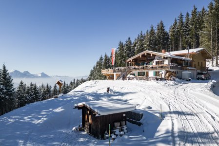 Rohrkopfhütte vom Hotel Das Rübezahl in Schwangau in verschneiter und sonniger Umgebung