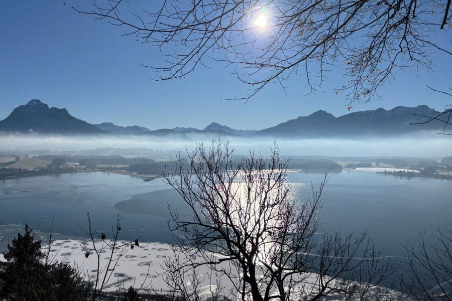 Hartungs Hoteldorf Winter Aussicht See Aussicht auf einen See und die verschneite Landschaft in der Nähe vom Hartungs Hoteldorf in Hopfen am See