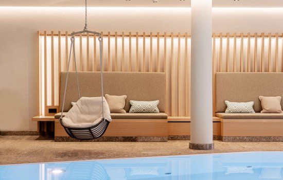 Blick auf den Innenpool im Hotel Bayerischer Hof in Oberstaufen.