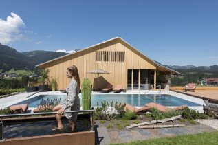 Blick auf den Außenpool im Bio-Hotel Oswalda Hus im Kleinwalsertal im Sommer.