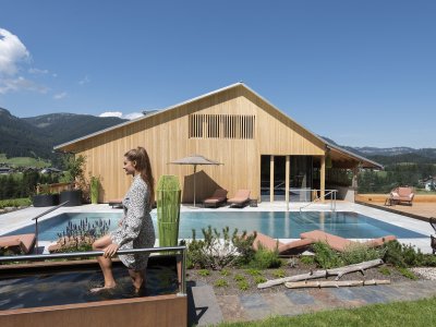 Blick auf den Außenpool im Bio-Hotel Oswalda Hus im Kleinwalsertal im Sommer.