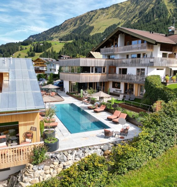Blick auf das Oswalda Hus im Sommer im Kleinwalsertal.